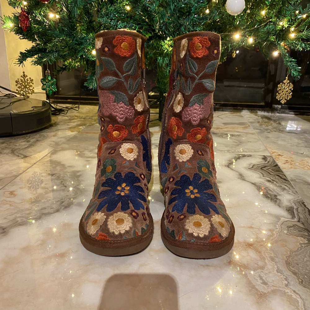 *SOLD* RARE floral embroidered UGG boots